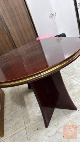 ميز طعام جوزي مع إطار ذهبي جديد للبيع في بغداد