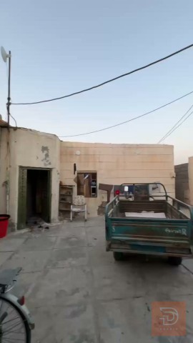 قطعة أرض بها بيتان بمساحة 800 متر للبيع في البصرة