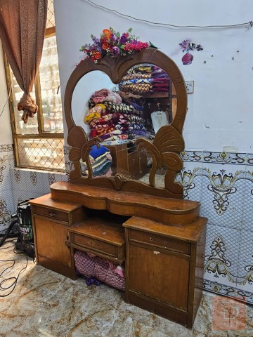 ميز مراية للبيع في كربلاء المقدسة