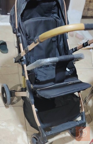 عربة أطفال للبيع في بغداد