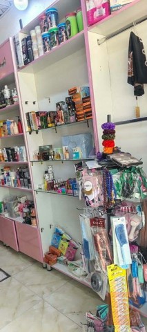 محل كوزمتك متكامل وجاهز للعمل للبيع في كربلاء المقدسة