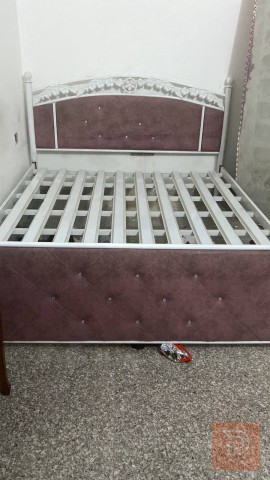 جرباية حديد مع دوشك وميز تواليت للبيع في بغداد