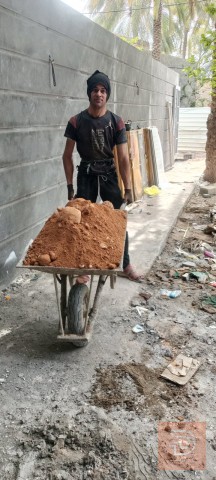عامل تصعيد مواد بناء في كربلاء المقدسة