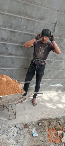 عامل تصعيد مواد بناء في كربلاء المقدسة