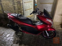 دراجة PCX نظيفة لون ماروني مستعمل للبيع في بغداد