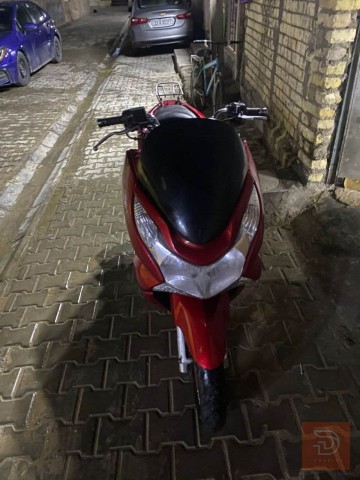 دراجة PCX نظيفة لون ماروني مستعمل للبيع في بغداد