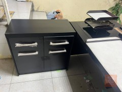 ميز مكتبي نظيف مستعمل للبيع في بغداد