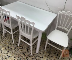 ميز طعام أبيض مع 3 كراسي مستعمل للبيع في بغداد