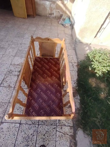 سرير اطفال مع مندر للبيع في واسط