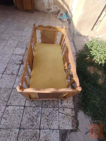 سرير اطفال مع مندر للبيع في واسط