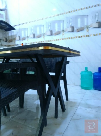 طاولة مع اربع كراسي جديد للبيع في واسط