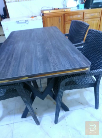 طاولة مع اربع كراسي جديد للبيع في واسط