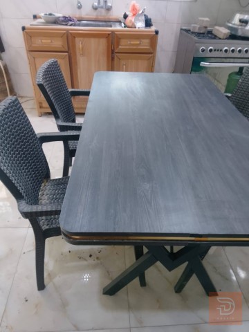 طاولة مع اربع كراسي جديد للبيع في واسط