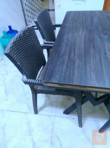 طاولة مع اربع كراسي جديد للبيع في واسط