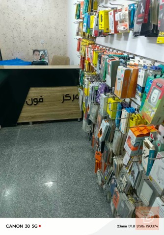 تجهيزات محل مع سبلت جديد للبيع في بغداد