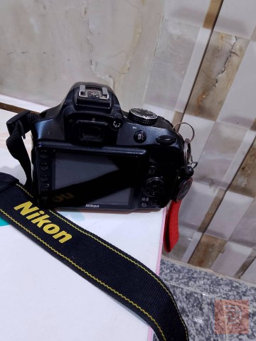 Nikon D3300 مستعمل للبيع في المثنى