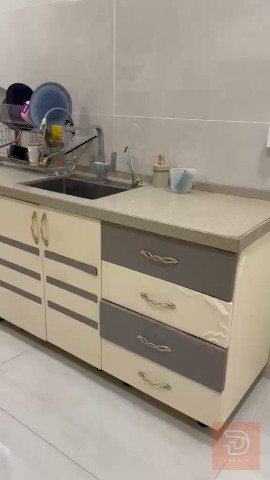 كاونتر مطبخ مفصل نظيف مع ملحقاته طول 300 سم للبيع في بغداد