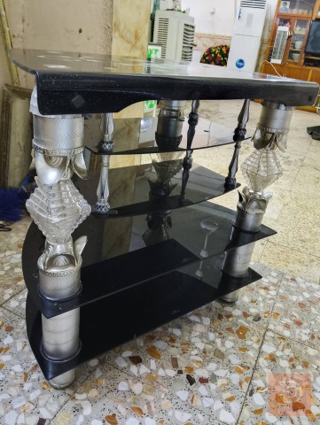 ميز بلازما وتلفزيون شغال مستعمل للبيع في واسط