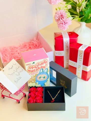بوكس قلادة مع دمية لابوبو احمر للبيع في ديالى