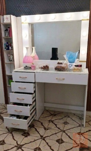 ميز تواليت مكياج عمل نجار مستعمل للبيع في كربلاء المقدسة
