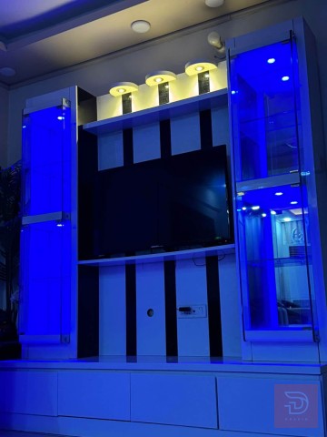 معرض تلفاز بتصميم عصري مستعمل للبيع في بغداد