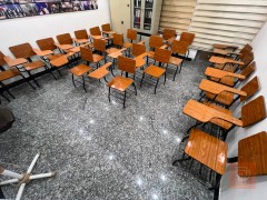 مقاعد دراسية خشب درجة اولى العدد 30 مستعمل للبيع في بغداد