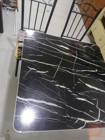 ميز مع 3 كراسي للبيع في واسط