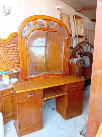 ميز مرايه مستعمل نظيف للبيع في بغداد