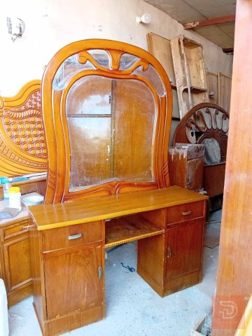 ميز مرايه مستعمل نظيف للبيع في بغداد