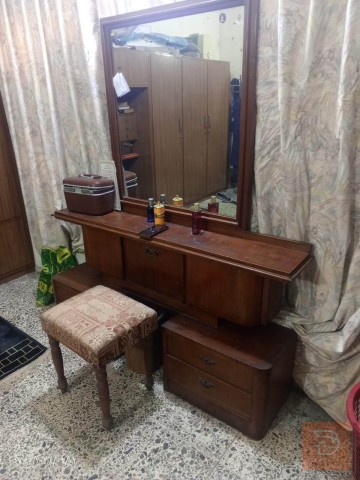 غرفة نوم صاج ٧ قطع مع ميز أحذية مستعمل للبيع في بغداد
