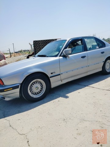 سيارة BMW 525 بيضاء white للبيع في الديوانية