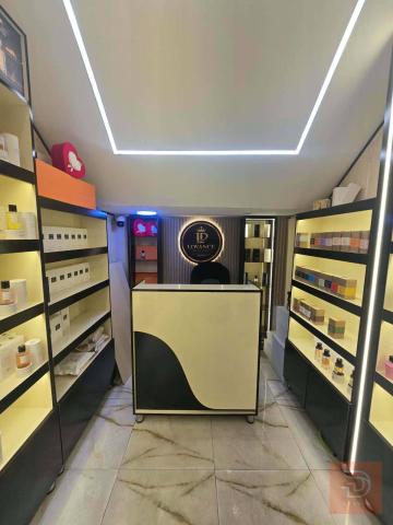 ٤ فاترينات عطور وميز كاشير للبيع في بغداد