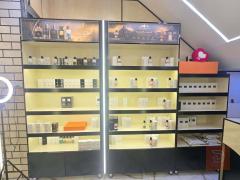 ٤ فاترينات عطور وميز كاشير للبيع في بغداد