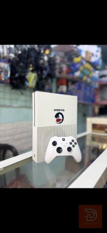 Xbox One S سعة 500GB مع ملحقات كاملة مستعمل للبيع في نينوى