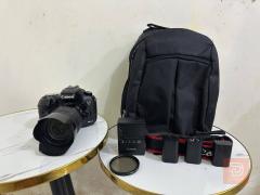كاميرا Canon 7D Mark II مع عدسة وملحقات مستعمل للبيع في بغداد