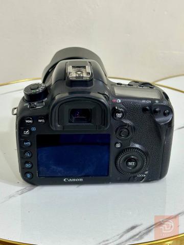 كاميرا Canon 7D Mark II مع عدسة وملحقات مستعمل للبيع في بغداد