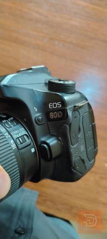 كاميرا كانون 80D مع عدسة مستعمل للبيع في بغداد