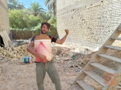 عامل بناء متخصص في تصعيد مواد البناء في كربلاء المقدسة