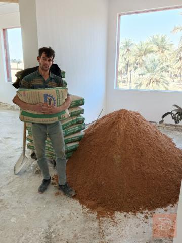 عامل بناء متخصص في تصعيد مواد البناء في كربلاء المقدسة