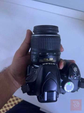 كاميرا نيكون D3200 مع زوم للبيع في بغداد
