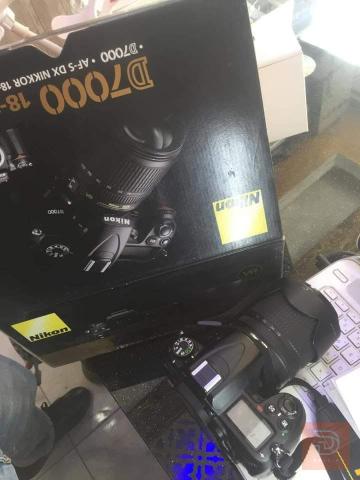 كاميرا نيكون D7000 مع العدسة والملحقات مستعمل للبيع في بغداد
