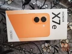 هاتف X7e لون اسود مستعمل للبيع في نينوى