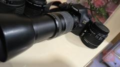 كاميرا canon 2000D مع عدسات وملحقات مستعمل للبيع في بغداد