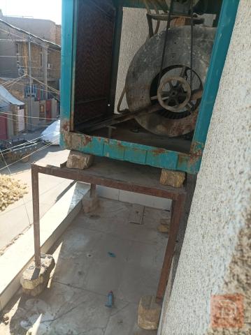 مبردة مع ميز للبيع في واسط