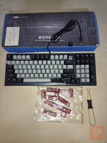 كيبورد ميكانيكي RGB للبيع في بغداد