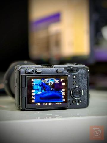 سوني كاميرا Sony FX30 مع عدسة Tamron 17-70mm مستعمل للبيع في بغداد