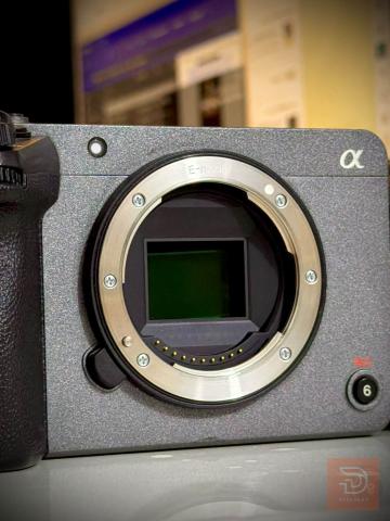 سوني كاميرا Sony FX30 مع عدسة Tamron 17-70mm مستعمل للبيع في بغداد