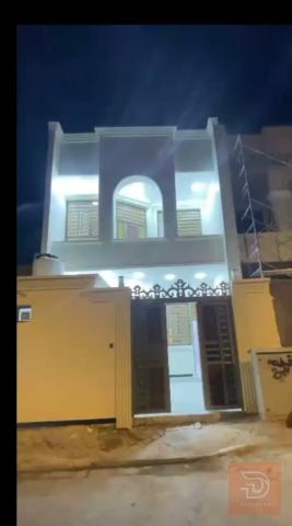 دار سكن طابقين بناء حديث 125م للبيع في البصرة