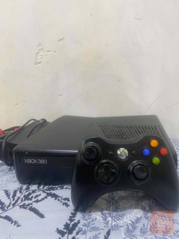 Xbox 360 مع ملحقاته ويد تحكم واحدة مستعمل للبيع في نينوى