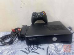 Xbox 360 مع ملحقاته ويد تحكم واحدة مستعمل للبيع في نينوى